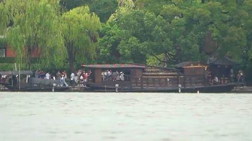 國慶首日嘉興南湖景區游客激增，超萬人次登島游覽，景區管理有序應對