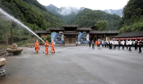 縣消防安全標準化管理示范單位現場觀摩會在十二背后雙河溶洞景區召開